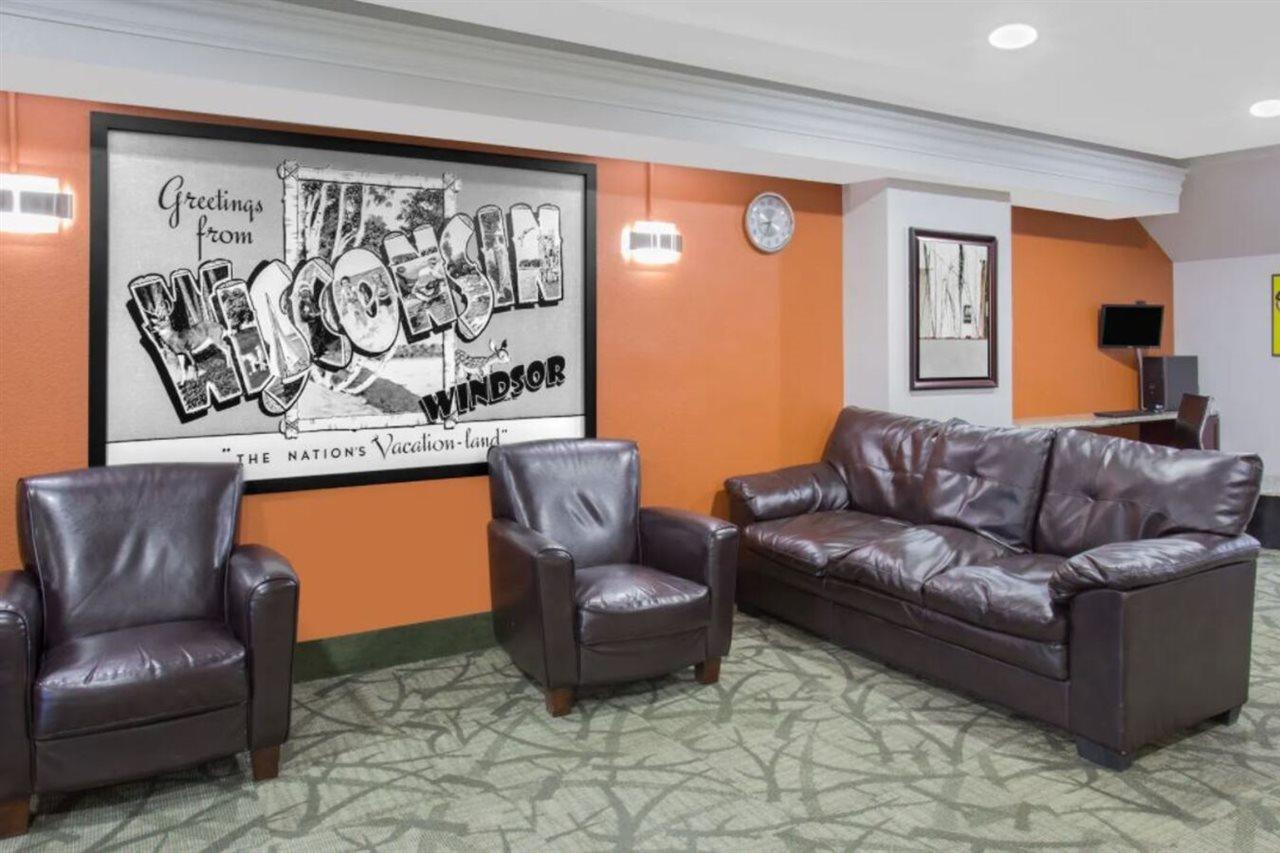 Super 8 By Wyndham Windsor/Madison North Otel Dış mekan fotoğraf