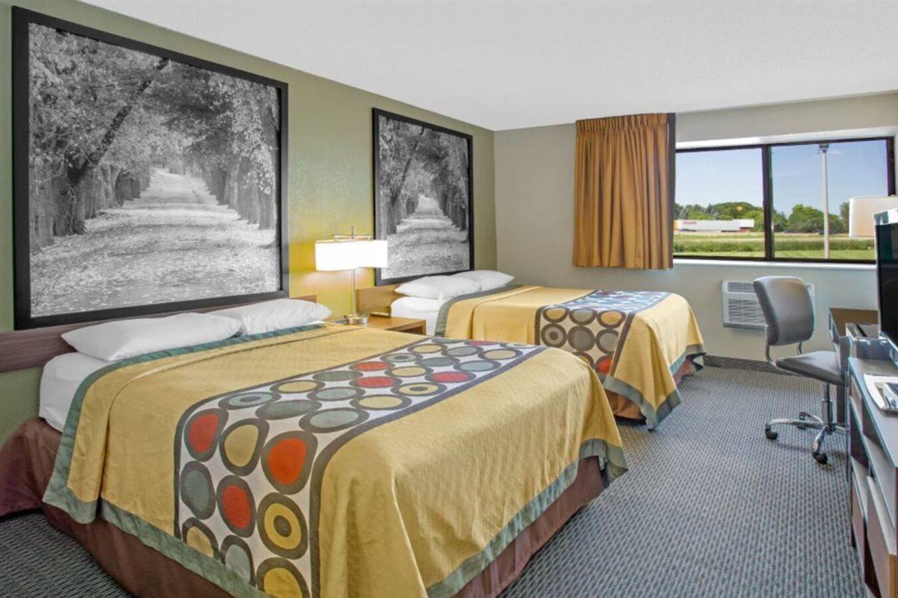Super 8 By Wyndham Windsor/Madison North Otel Dış mekan fotoğraf