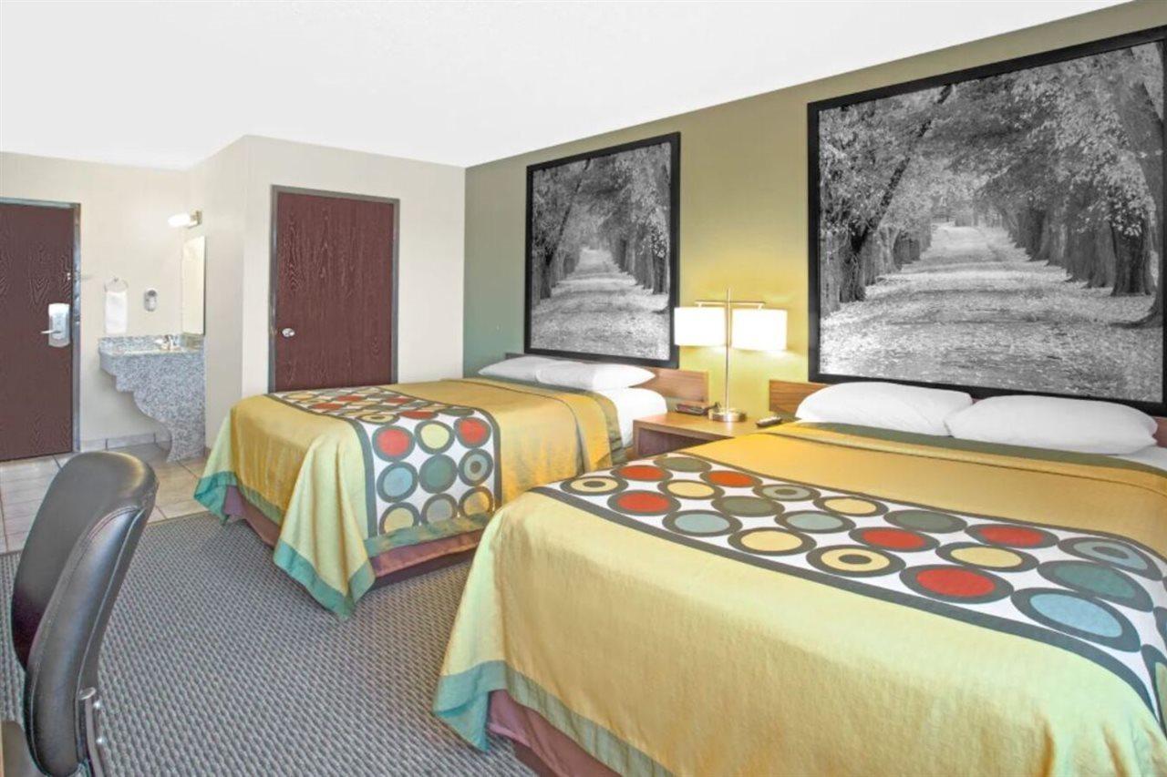Super 8 By Wyndham Windsor/Madison North Otel Dış mekan fotoğraf