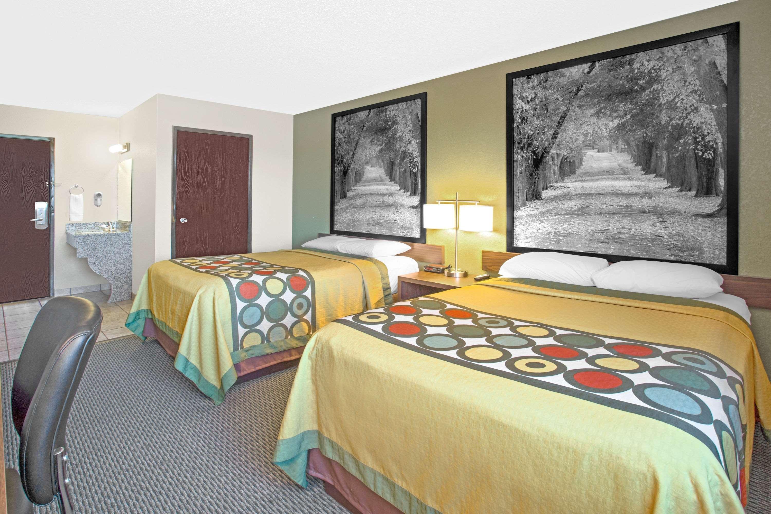 Super 8 By Wyndham Windsor/Madison North Otel Dış mekan fotoğraf