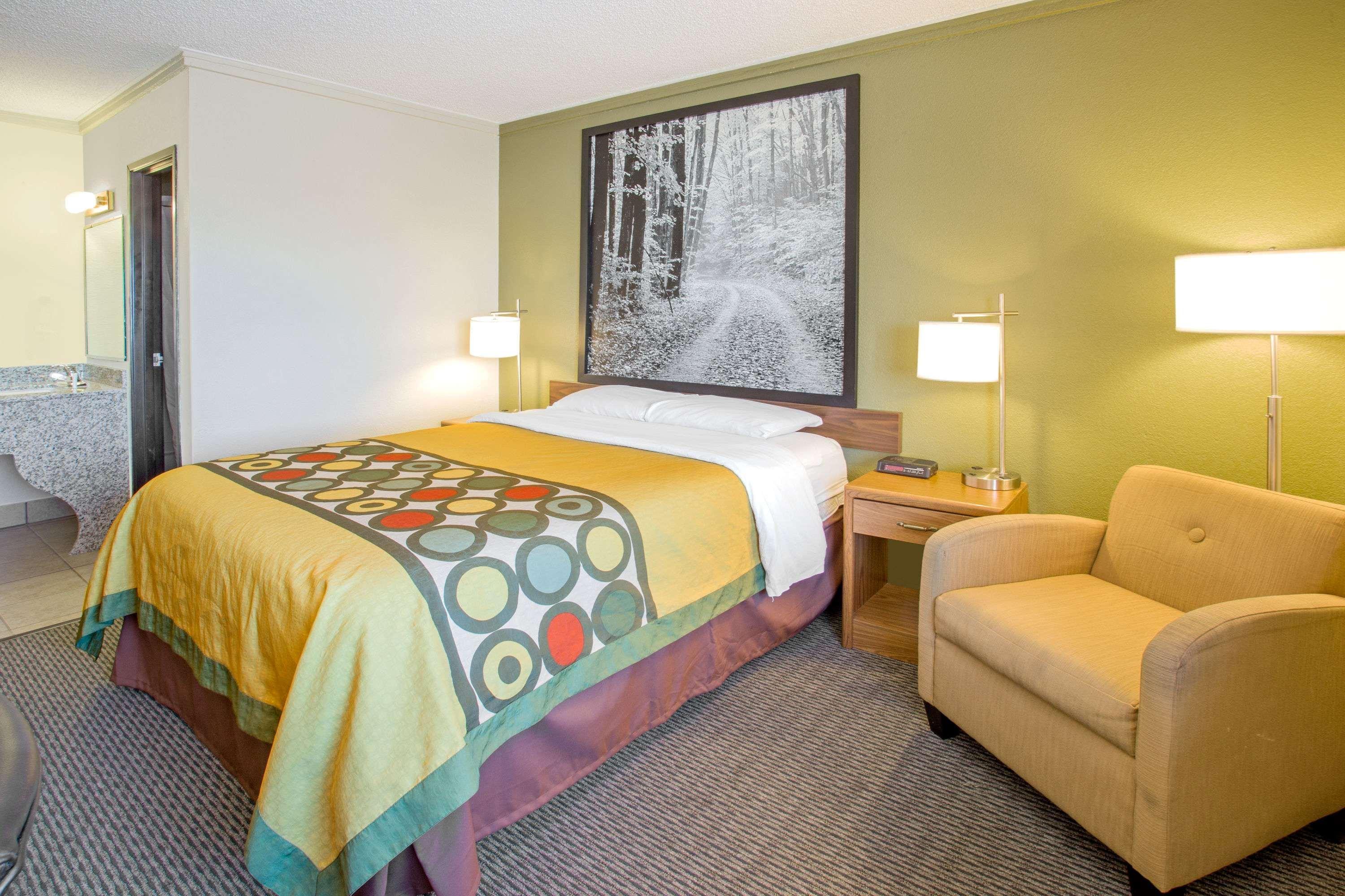 Super 8 By Wyndham Windsor/Madison North Otel Dış mekan fotoğraf