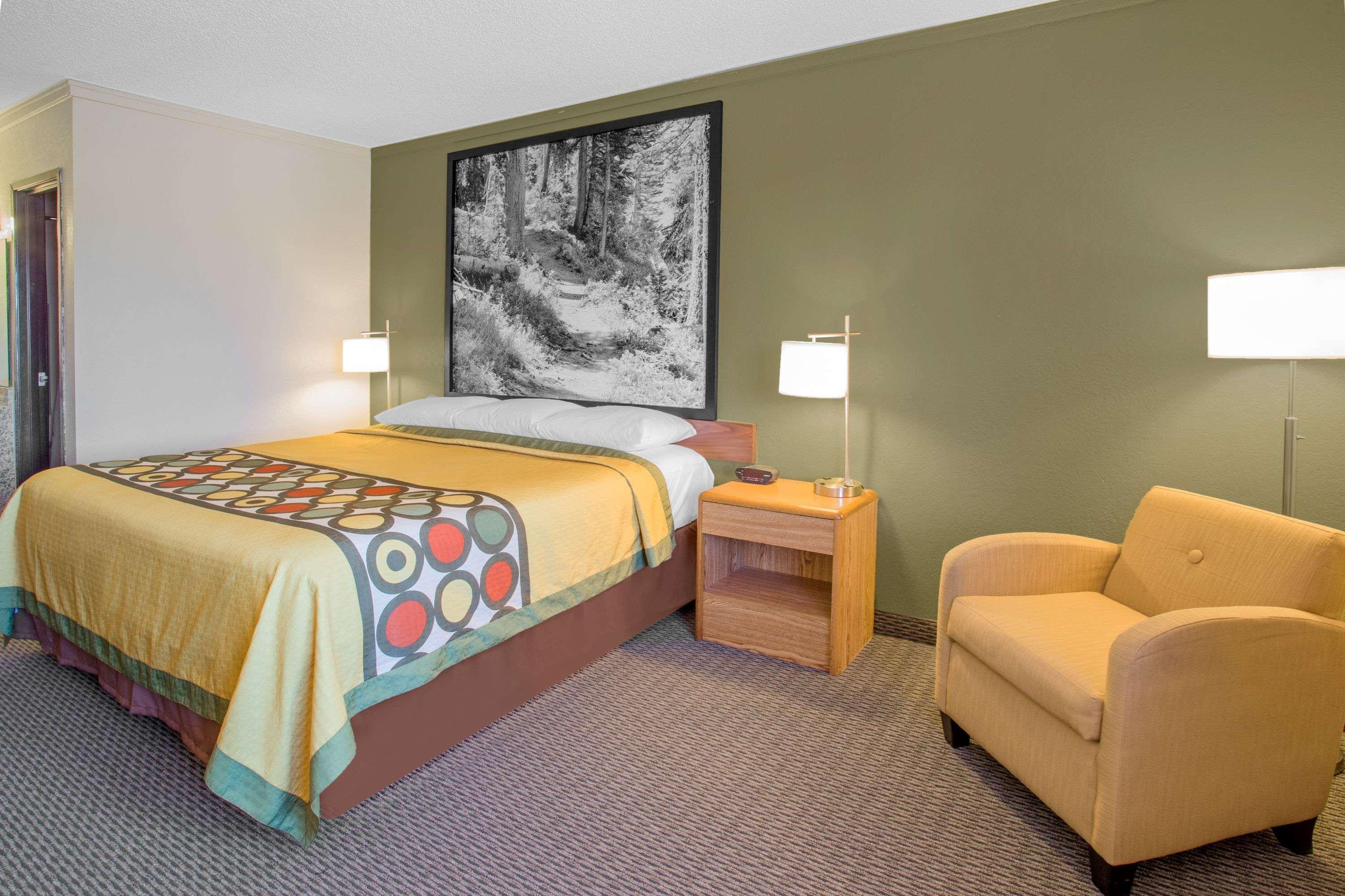 Super 8 By Wyndham Windsor/Madison North Otel Dış mekan fotoğraf
