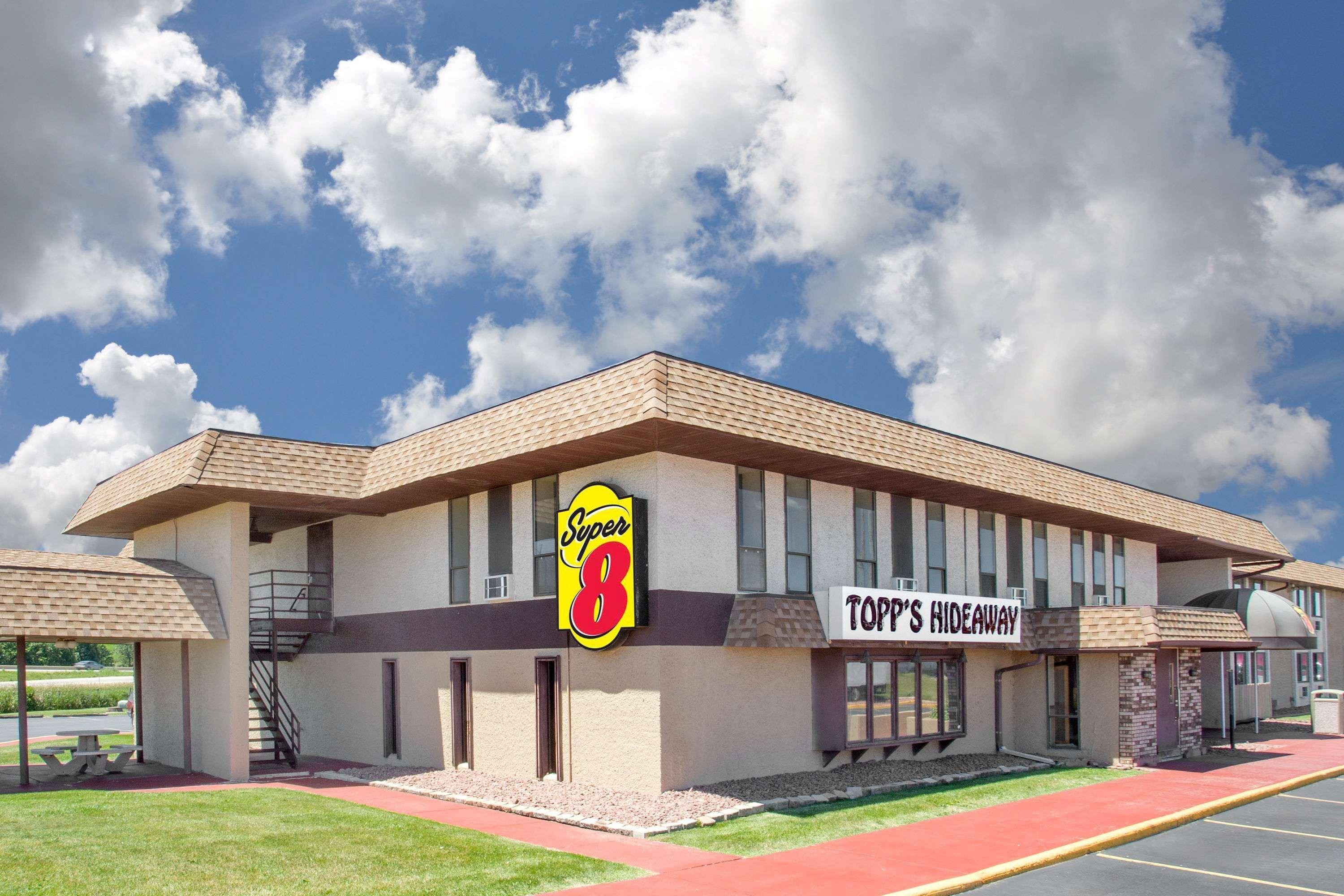Super 8 By Wyndham Windsor/Madison North Otel Dış mekan fotoğraf