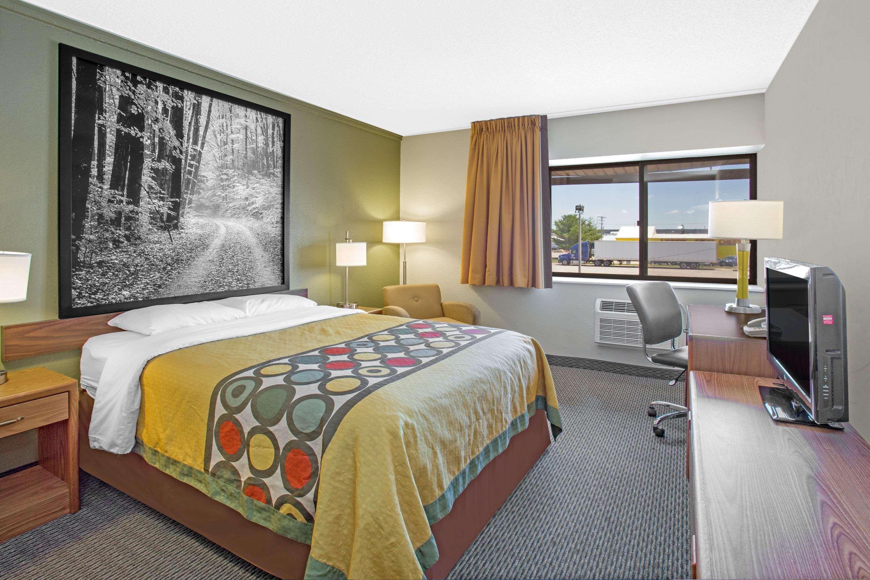 Super 8 By Wyndham Windsor/Madison North Otel Dış mekan fotoğraf