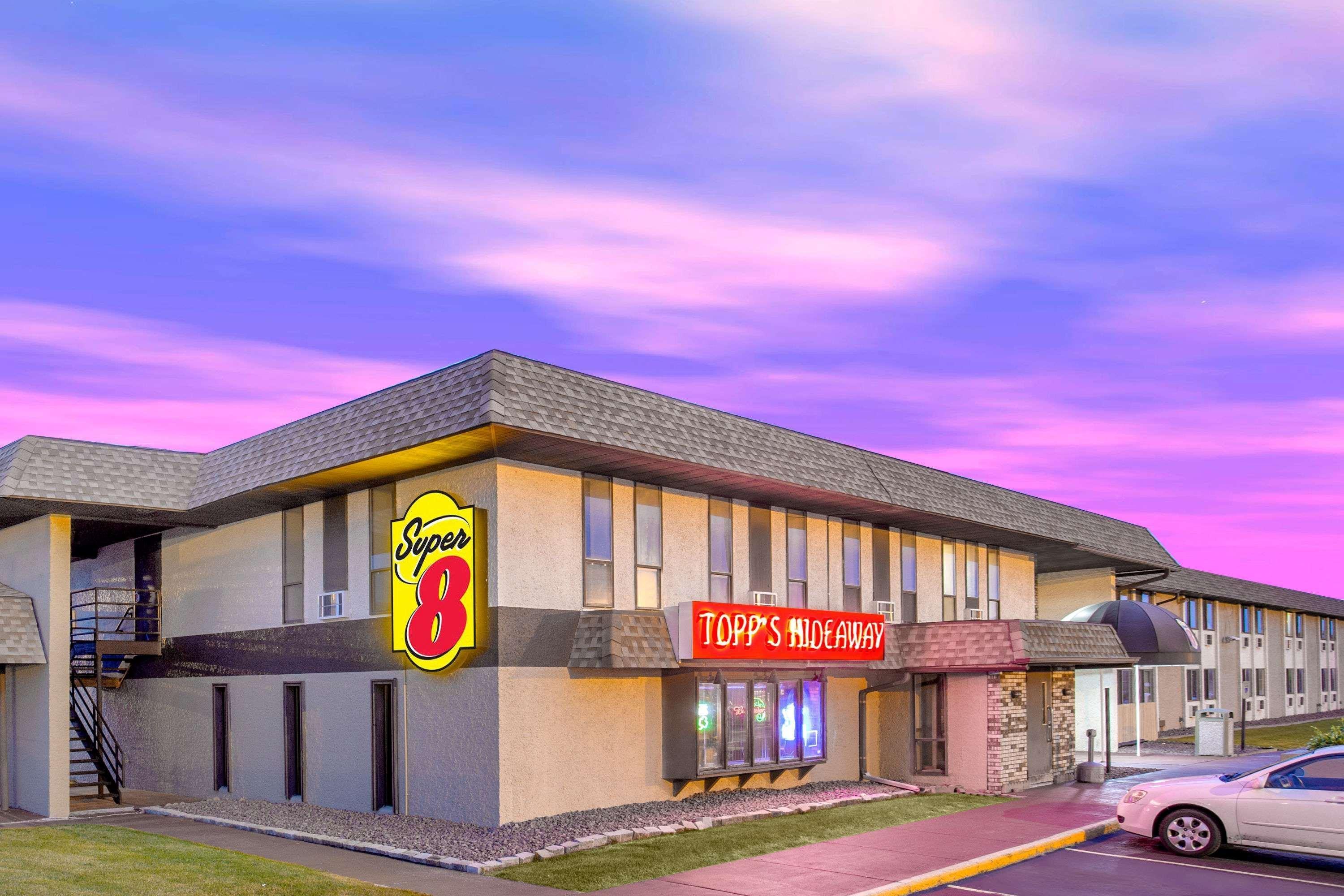 Super 8 By Wyndham Windsor/Madison North Otel Dış mekan fotoğraf