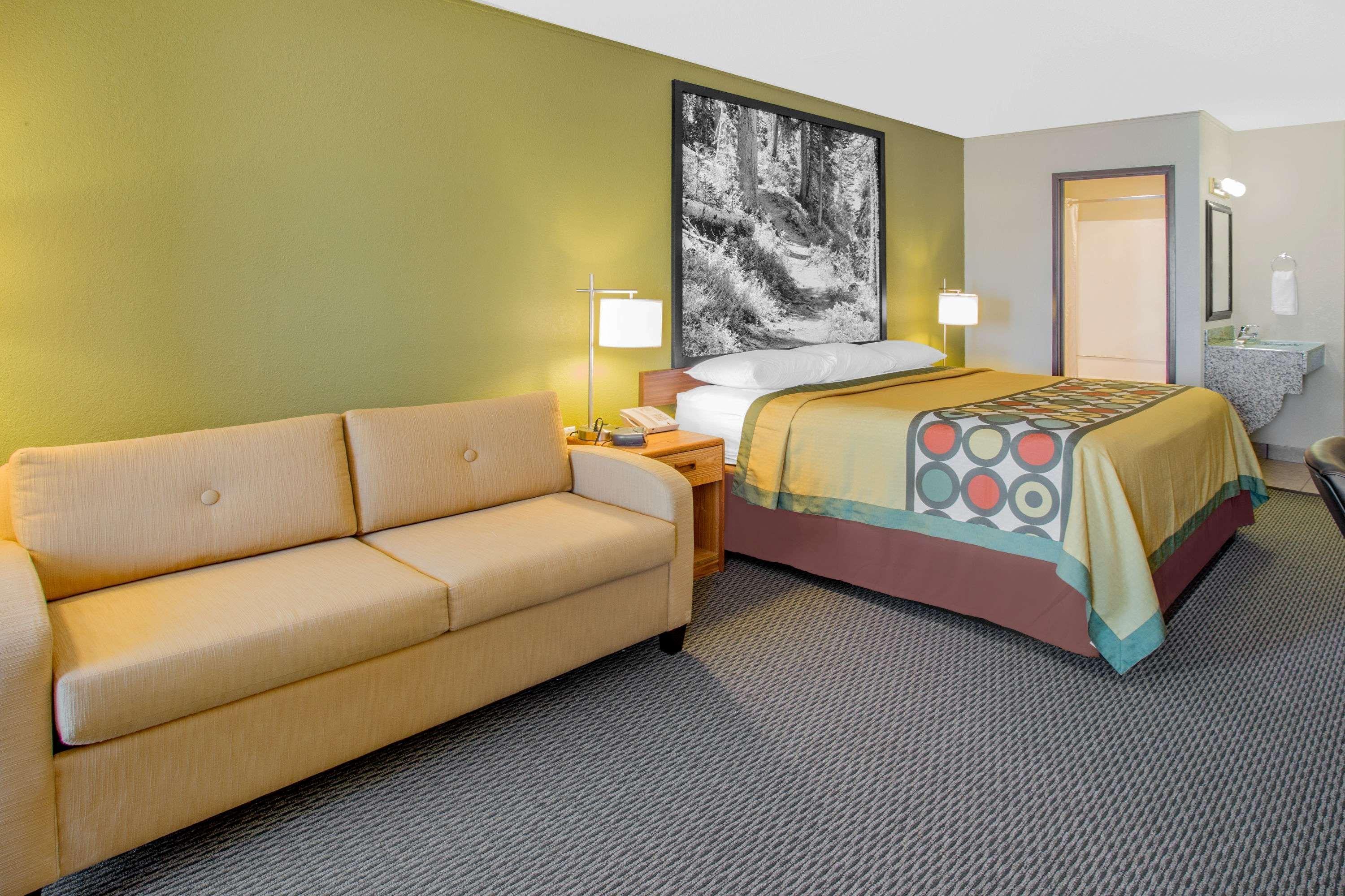 Super 8 By Wyndham Windsor/Madison North Otel Dış mekan fotoğraf