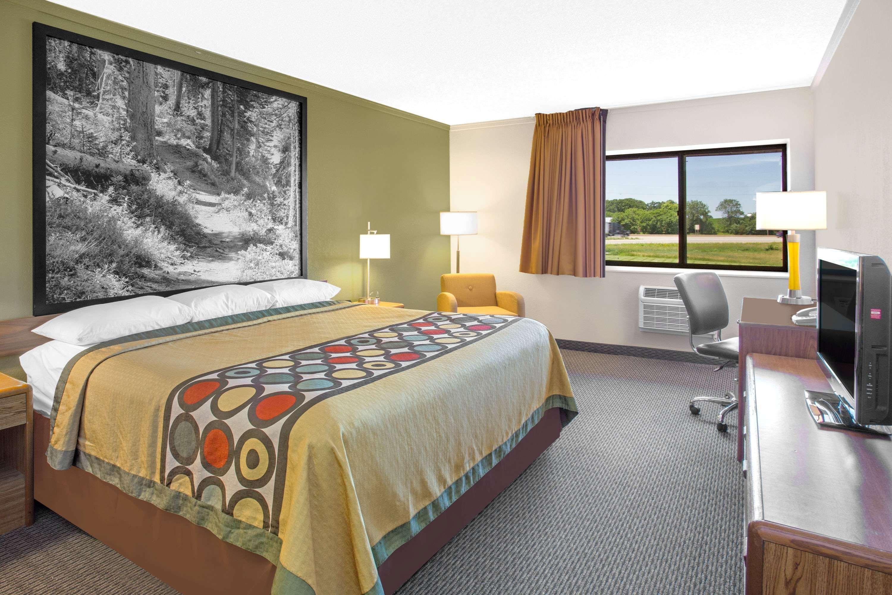 Super 8 By Wyndham Windsor/Madison North Otel Dış mekan fotoğraf