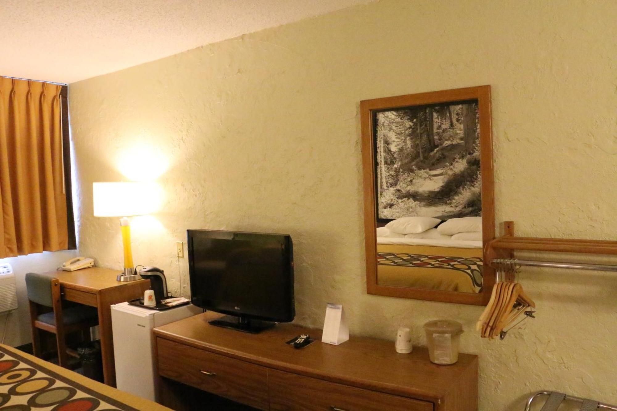 Super 8 By Wyndham Windsor/Madison North Otel Oda fotoğraf