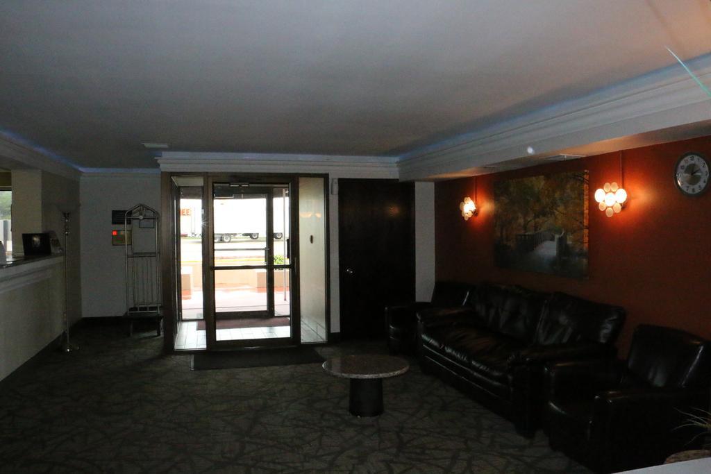Super 8 By Wyndham Windsor/Madison North Otel Dış mekan fotoğraf