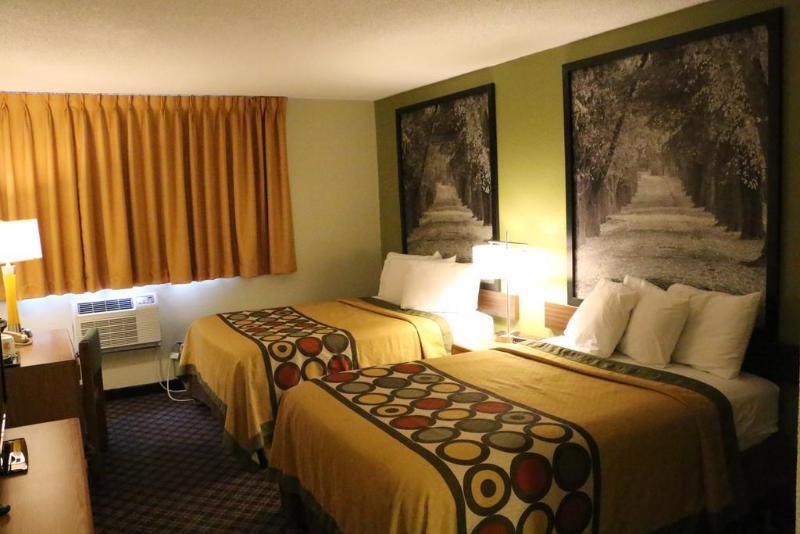 Super 8 By Wyndham Windsor/Madison North Otel Dış mekan fotoğraf
