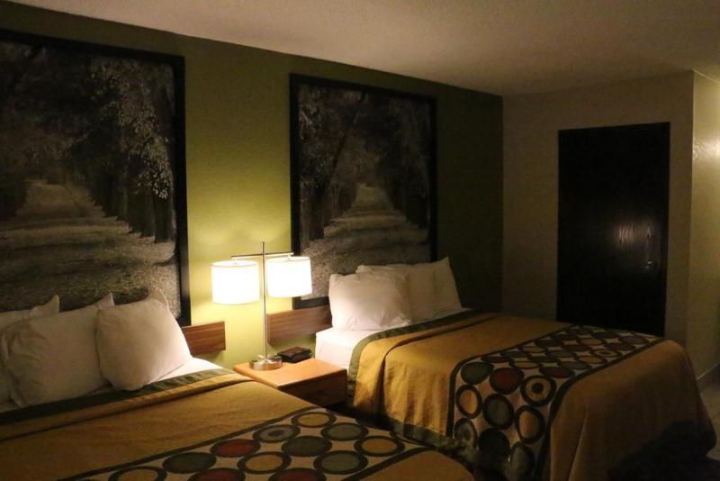 Super 8 By Wyndham Windsor/Madison North Otel Dış mekan fotoğraf