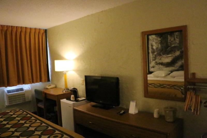 Super 8 By Wyndham Windsor/Madison North Otel Dış mekan fotoğraf