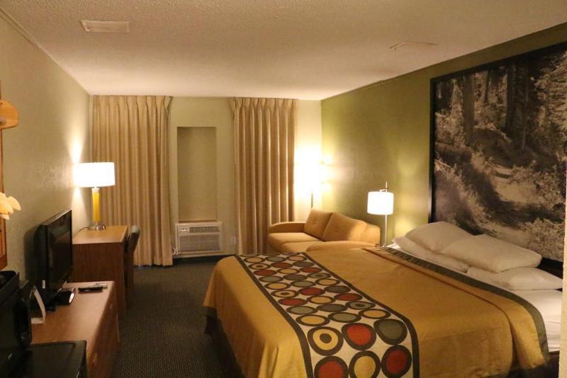 Super 8 By Wyndham Windsor/Madison North Otel Dış mekan fotoğraf